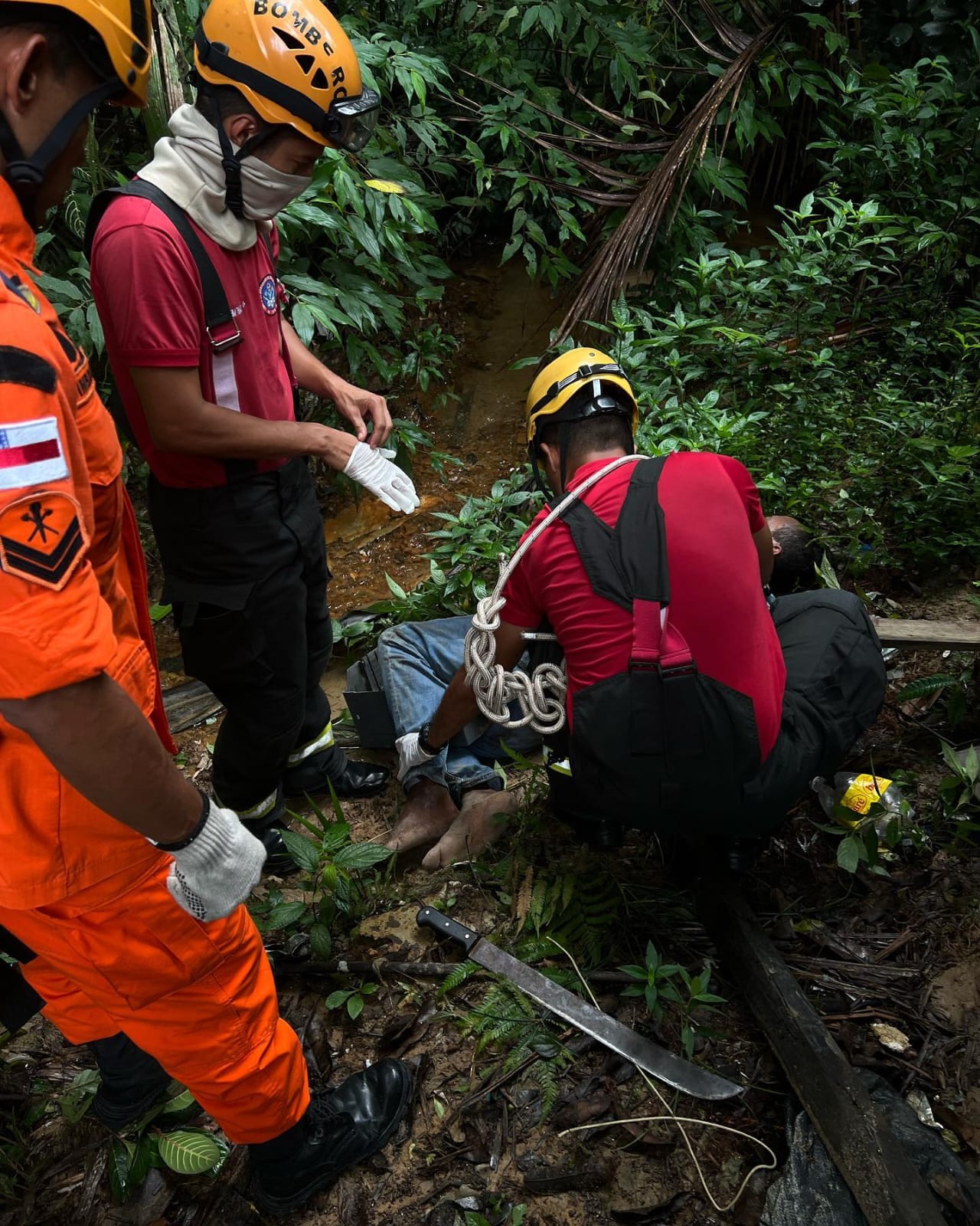 Vídeo: Com mãos e pés amarrados, homem é resgatado em área de mata em Rio Preto da Eva